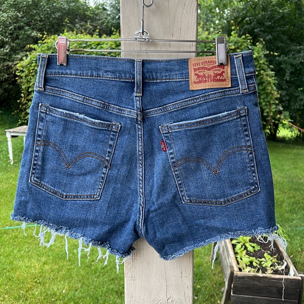 Levi’s high rise stretch denim shorts - size 30